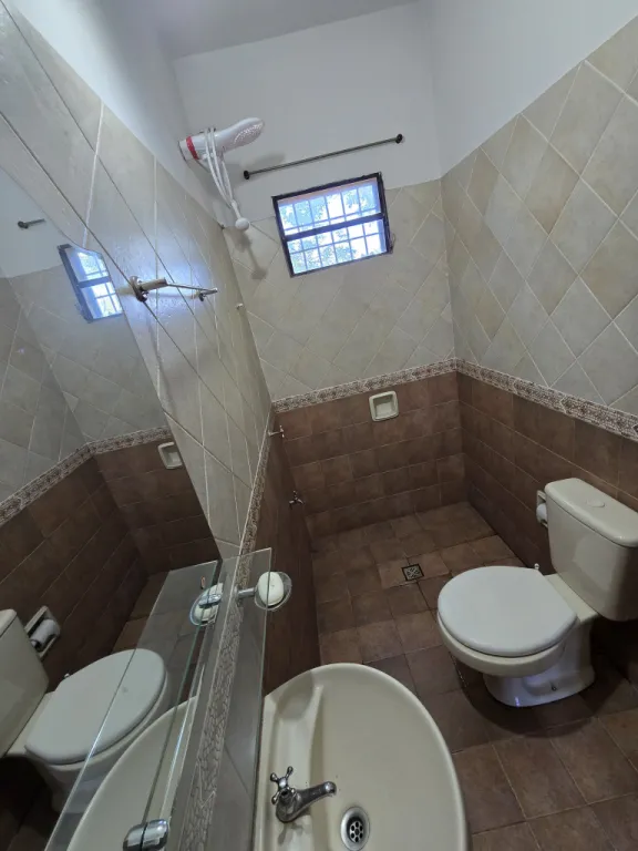 Vendo Casa de 4 dormitorios con Departamento independiente en Lambare Barrio San Roque — foto 2