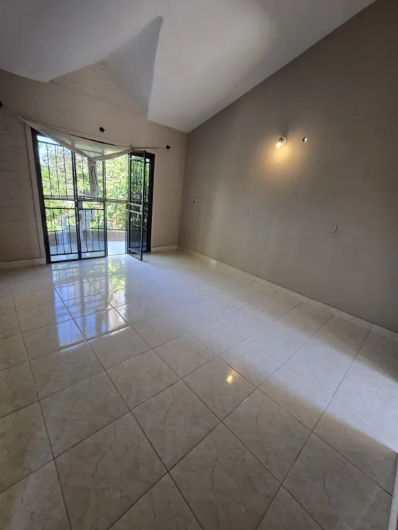 Vendo Casa de 4 dormitorios con Departamento independiente en Lambare Barrio San Roque — foto 3