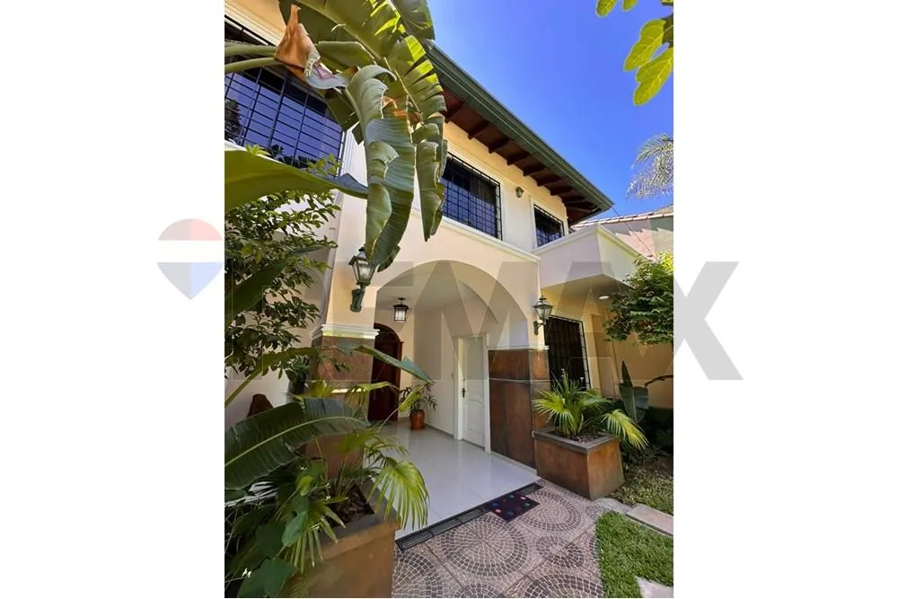 VENDO CASA AMOBLADA PREMIUN BO.CARMELITAS 3 HAB.SUITE,8 BAÑOS PISCINA CLIMATIZADA JARDIN — foto 2