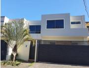 PROX. SHOP. DEL SOL: ELEGANTE RESIDENCIA AMOBLADA, QUINCHO, JARDÍN, PISCINA, 18.000.000 GS