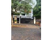 LOS LAURELES: ELEGANTE CASA PAREADA, 3 NIVELES, IMPECABLE ESTILO, PARRILLA, JARDÍN.