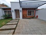 ALQUILO MODERNA CASA CON PISCINA EN LUQUE ZONA CONMEBOL - 3 DORMITORIOS Y ESCRITORIO