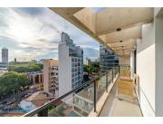 Departamento de tres dormitorios, zona Shopping Del Sol.