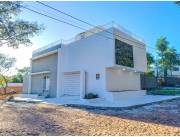 Vendo Casa de 4 dormitorios con piscina en Lambare zona Yacht barrio Mbachio Altos del Gol