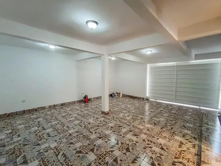 Vendo Casa de 4 dormitorios con piscina en Lambare zona Yacht barrio Mbachio Altos del Gol — foto 2