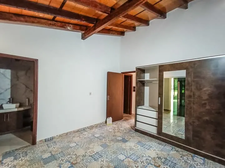 Vendo Casa de 4 dormitorios con piscina en Lambare zona Yacht barrio Mbachio Altos del Gol — foto 3