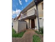 ALQUILO AMPLIO DUPLEX EN CONDOMINIO DE 3 DORMITORIOS Z/LOMA MERLO LUQUE COD A0734