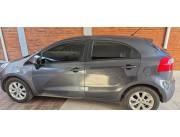 Vendo Kia Rio Hachback Año 2015 color gris