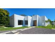 SURUBIÍ: TOTALMENTE PLANTA BAJA, ESPLENDIDA RESIDENCIA, 3 DRMIT, AMPLIA RECEPCIÓN, COCINA