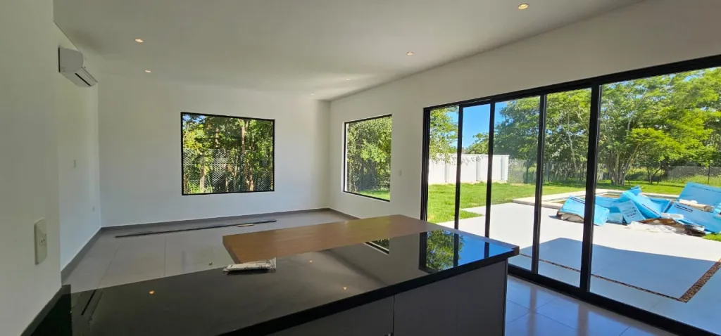 SURUBIÍ: TOTALMENTE PLANTA BAJA, ESPLENDIDA RESIDENCIA, 3 DRMIT, AMPLIA RECEPCIÓN, COCINA — foto 2