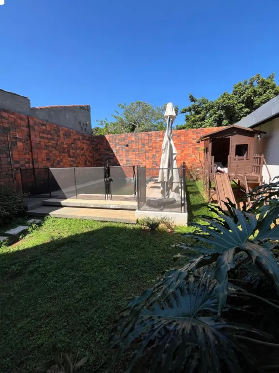 VENDO CASA CON PISCINA - CUARTO BARRIO LUQUE — foto 3