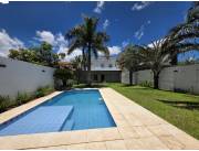 EN VENTA - MODERNA RESIDENCIA DE 4 DORMITORIOS Y AMPLIO JARDIN EN MBURUCUYA