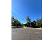 Oportunidad única en el centro de Emboscada, venta de casa en esquina