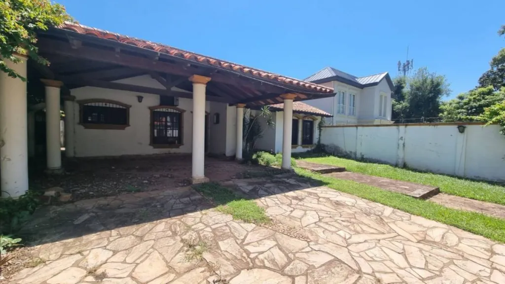 VENDO CASA A REFACCIONAR EN BARRIO LOS LAURELES — foto 2