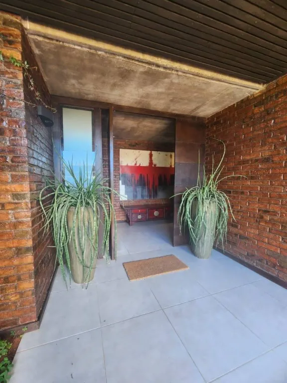 VENDO RESIDENCIA MINIMALISTA EN BARRIO CERRADO SURUBI’Í — foto 2