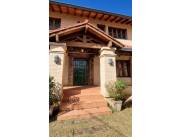 VENDO CASA AMPLIA 3 DORMITORIOS EN LUQUE