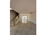 Elegancia y comodidad: Dúplex en Luque con piscina y cochera doble