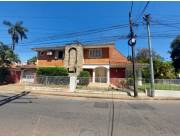 Vendo casa en esquina en Villa Morra
