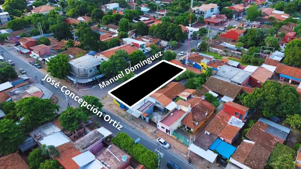 TERRENO EN ESQUINA DE 394M2 AMURALLADO Y CON TINGLADO, CENTRO DE LUQUE. ZONA TRANSITADA — foto 2