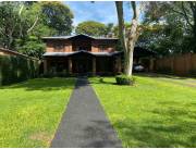 SURUBIÍ, HOLLYWOOD: 1.825 M2, ELEGANTE RESIDENCIA, 3 DORMITORIOS, JARDÍN, PISCINA, UN LUJO