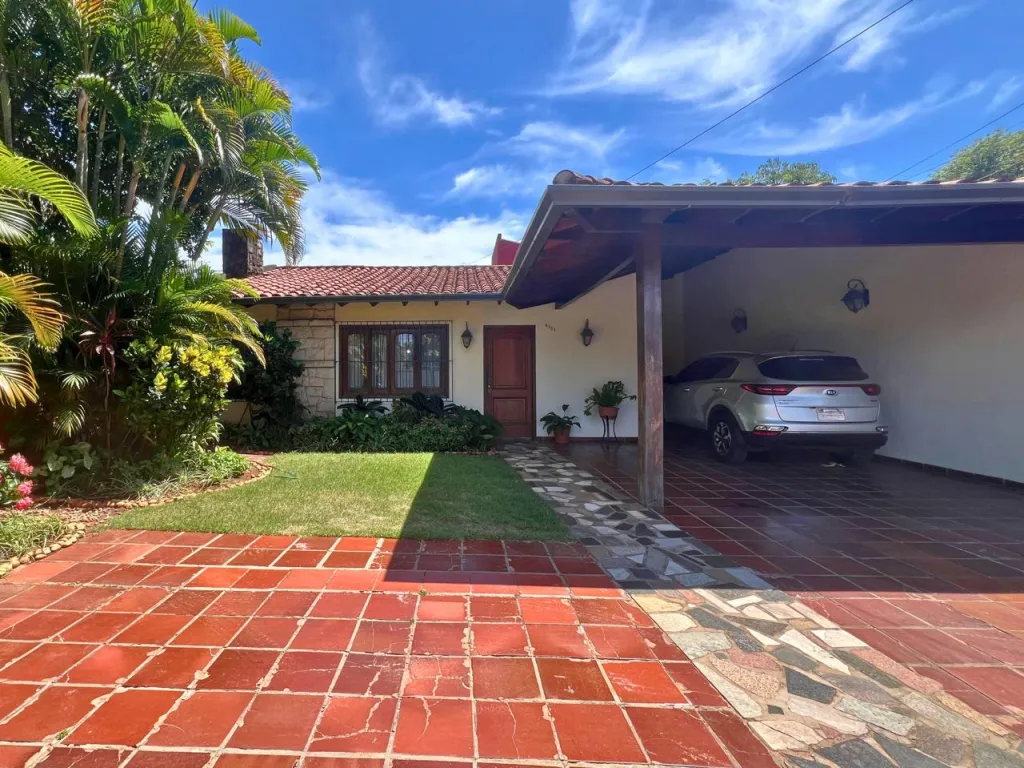 LOS LAURELES: TOTALMENTE PLANTA BAJA, 600 M2, P ADULTOS MAYORES, 5 DORMITORIOS, JARDÍN. — foto 2
