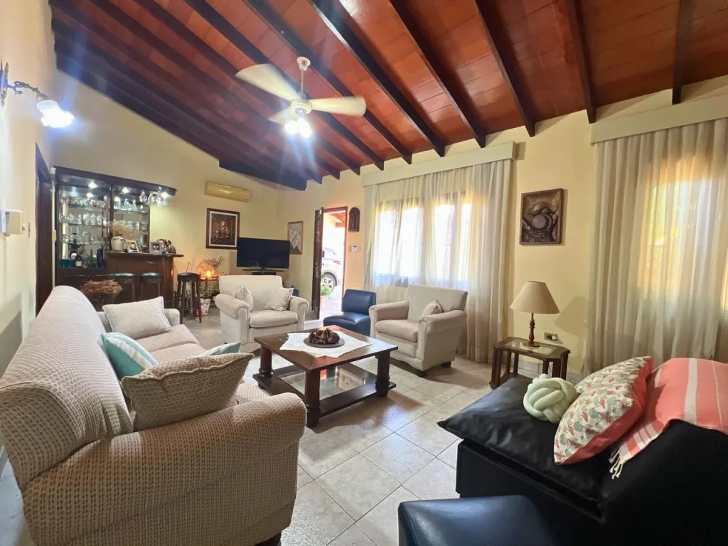 LOS LAURELES: TOTALMENTE PLANTA BAJA, 600 M2, P ADULTOS MAYORES, 5 DORMITORIOS, JARDÍN. — foto 3