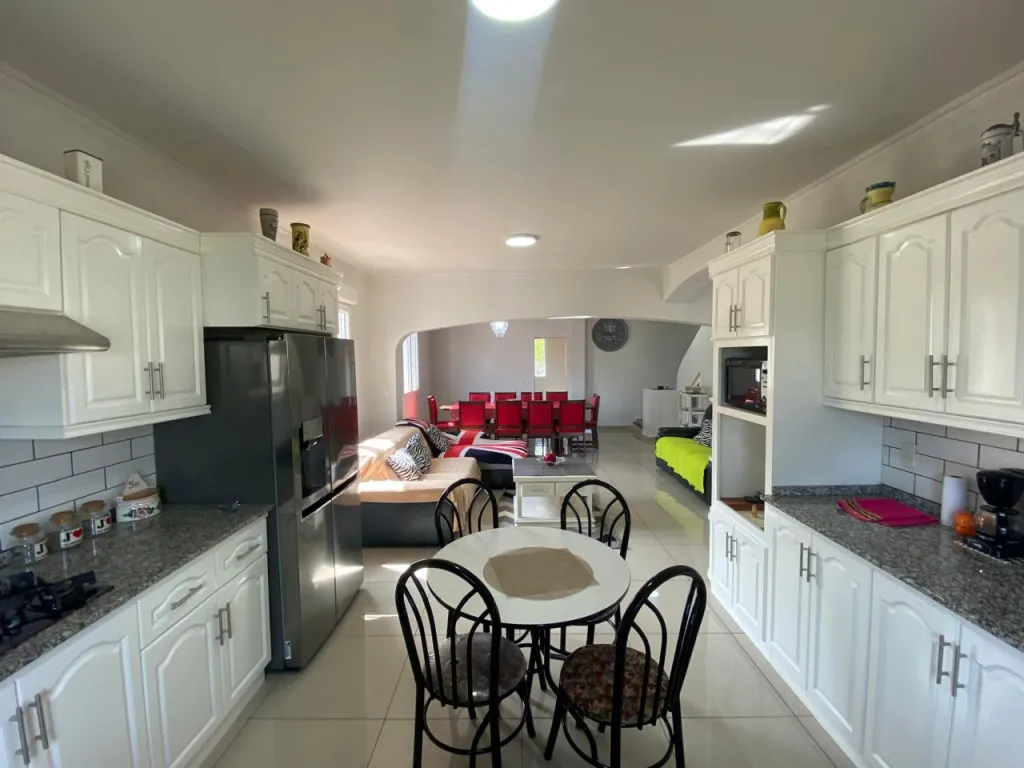 Vendo casa semiamoblada en el barrio Santa María de Encarnación: 4 habitaciones y 5 baños — foto 3
