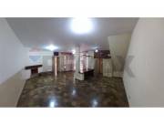 Alquilo imponente residencia en esquina- Asunción