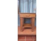 Vendo perchero y mesita de luz (precio negociable)