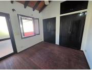 CASA EN ALQUILER,160 m2, PARA OFIC. O USO COMERCIAL . Zona: B° Mburucuya