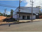 LUQUE / LOS JARDINES, 4TO BARRIO: IMPECABLE DEPOSITO EN VENTA, PISOS DE HORMIGÓN, SHOWROO