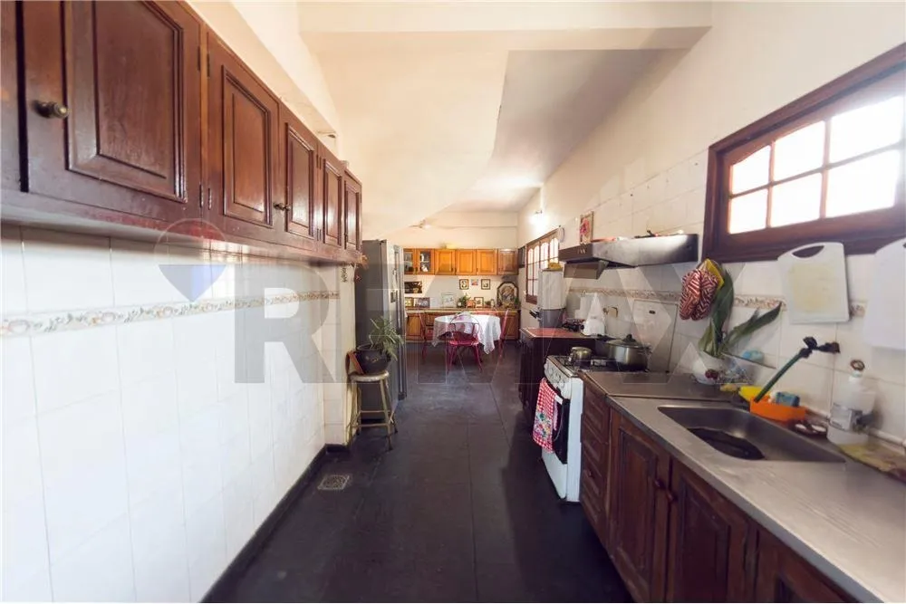 AMPLIA CASA EN ESQUINA CON TERRENO DE 720m² — foto 3
