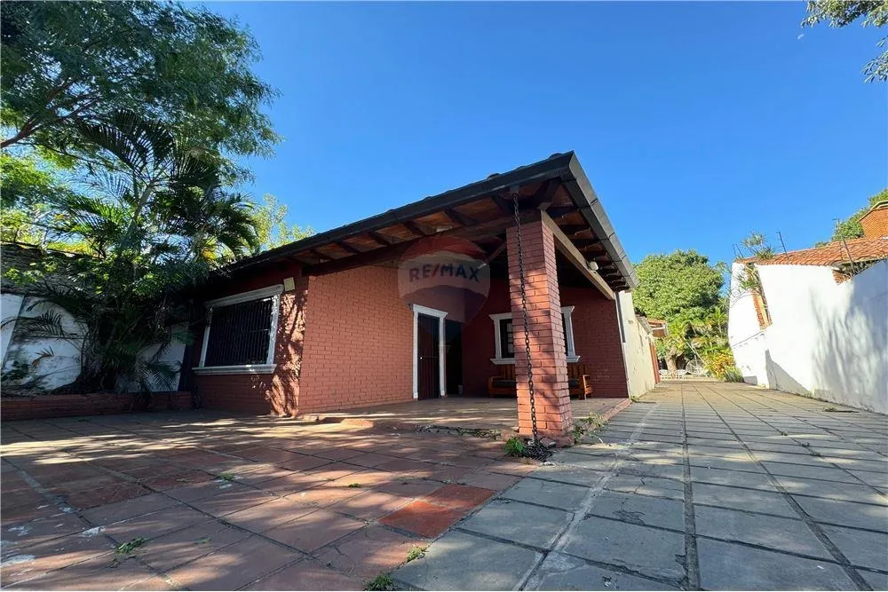 VENDO AMPLIA CASA CON PISCINA EN LAMBARE — foto 2