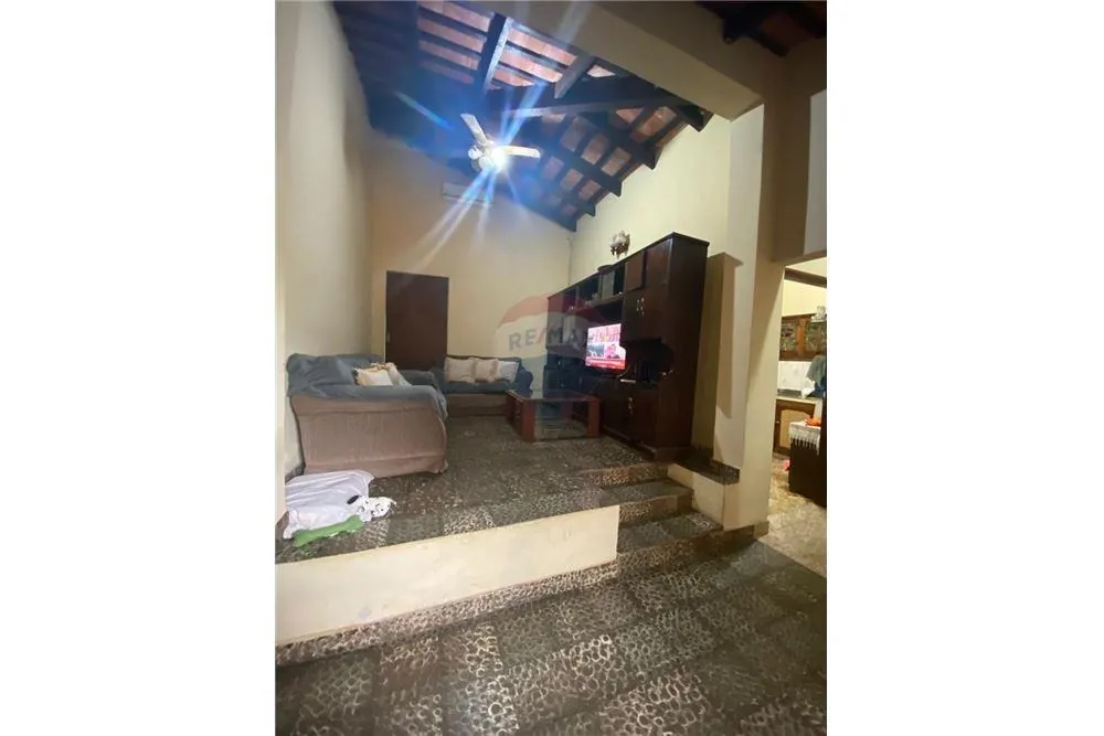 VENDO AMPLIA CASA EN LUQUE - LAURELTY — foto 2