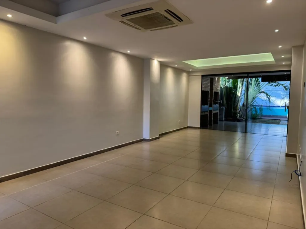 VENDO DUPLEX EN LUQUE - ZONA CONMEBOL DE TRES DORMT. CON PISCINA — foto 2