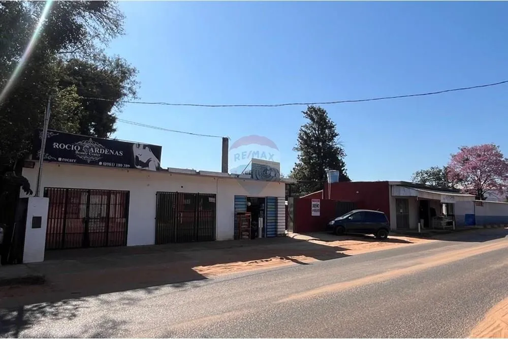 Vendo AMPLIA PROPIEDAD CON 6 SALONES COMERCIALES — foto 2