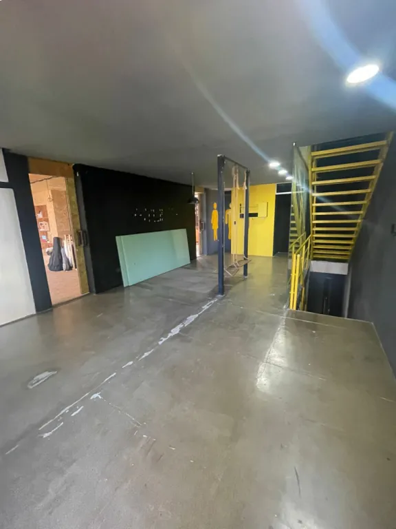 ALQUILO Edificio de oficinas de 3 pisos con depósitos amplios — photo 2