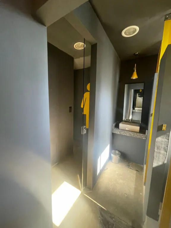 ALQUILO Edificio de oficinas de 3 pisos con depósitos amplios — photo 3