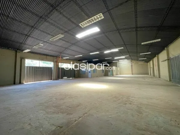 Alquilo amplio deposito en zona Madame Lynch — foto 2