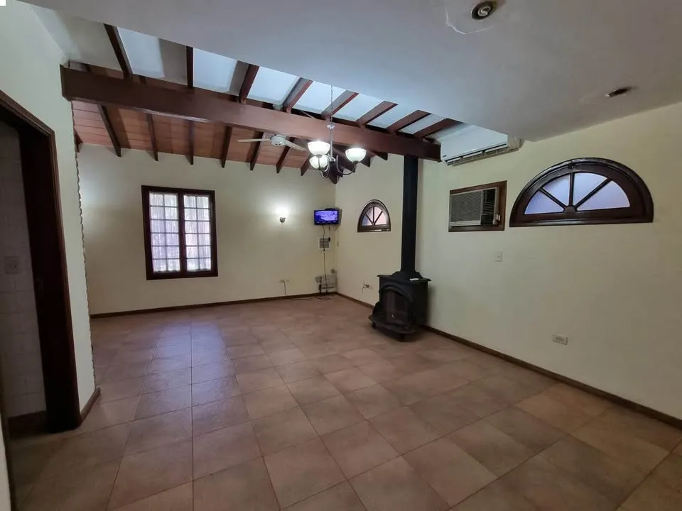 VENDO AMPLIA RESIDENCIA ZONA MUNICIPALIDAD DE ASUNCION — foto 3