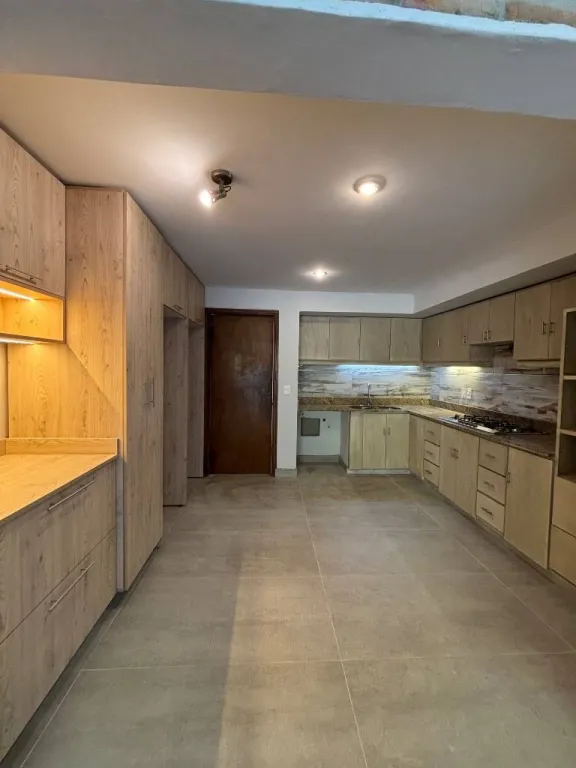ALQUILO CASA MODERNA 4 DORMITORIOS EN BARRIO MBURUCUYA — foto 3