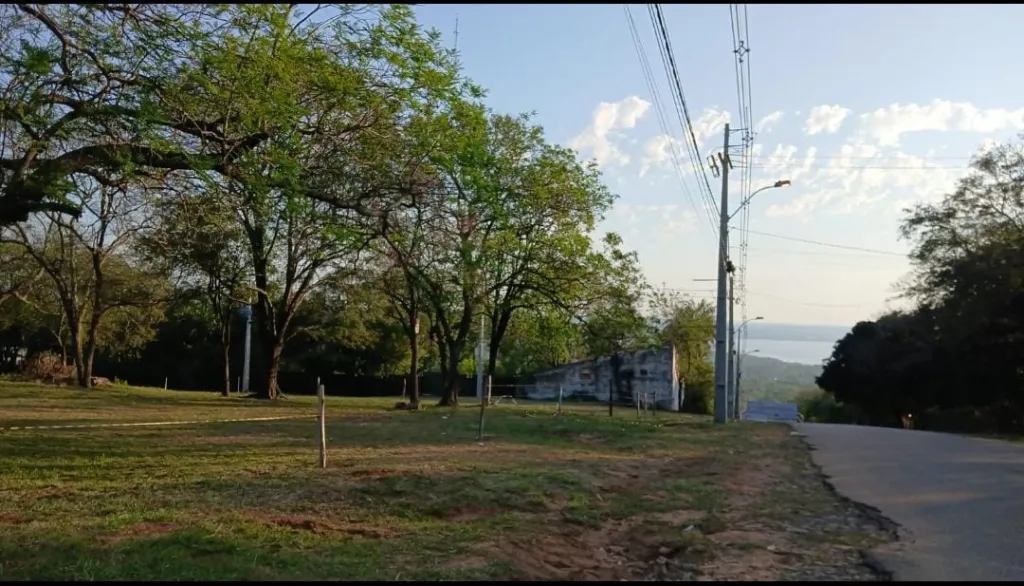 HERMOSA PROPIEDAD EN LA SUIZA, SAN BERNARDINO, SOBRE AV. WENCESLAO LÓPEZ, 903,5 M² — foto 2