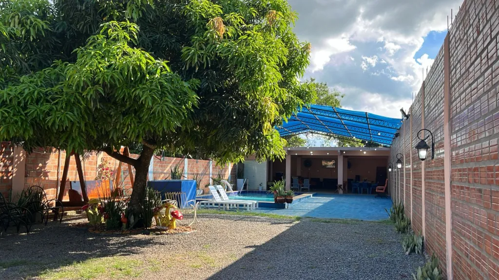 VENTA DE QUINTA CON PISCINA – IDEAL PARA EVENTOS – CORONEL OVIEDO — foto 2
