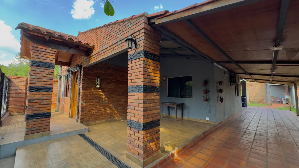 Casa en venta en el Barrio Ykaa - Luque Excelente oportunidad en una zona accesible — foto 2
