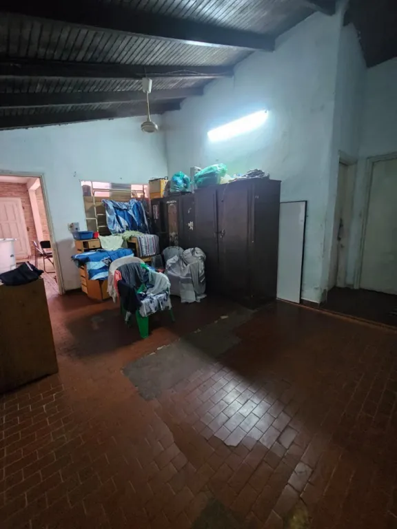 Vendo Casa de 4 dormitorios a remodelar en barrio Mora Cue de Luque zona Colegio Irrazabal — foto 2