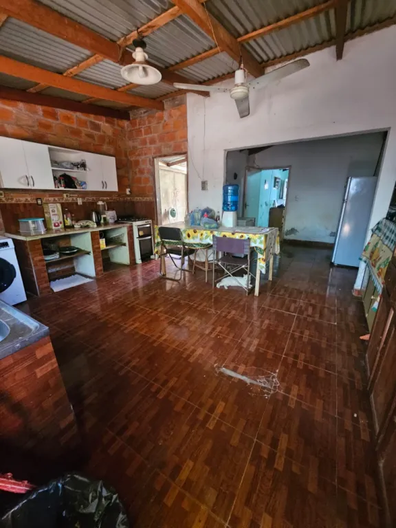 Vendo Casa de 4 dormitorios a remodelar en barrio Mora Cue de Luque zona Colegio Irrazabal — foto 3