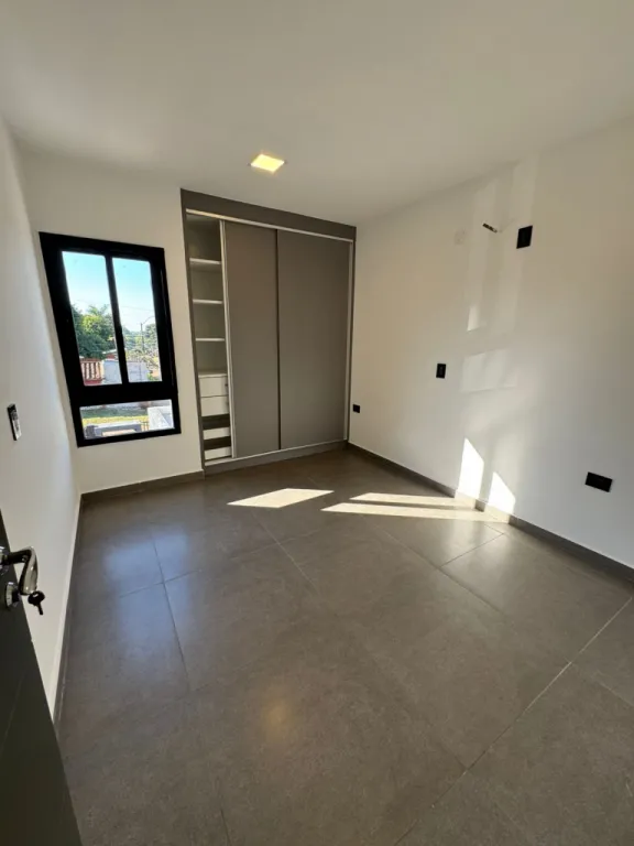 Alquilo o Vendo Amplio Duplex de 3 dormitorios en barrio Laurelty de Luque zona Britez Bor — foto 2