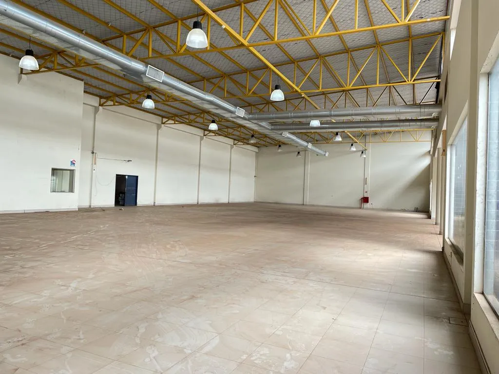 VENDO SHOWROOM EN CORONEL OVIEDO — foto 2