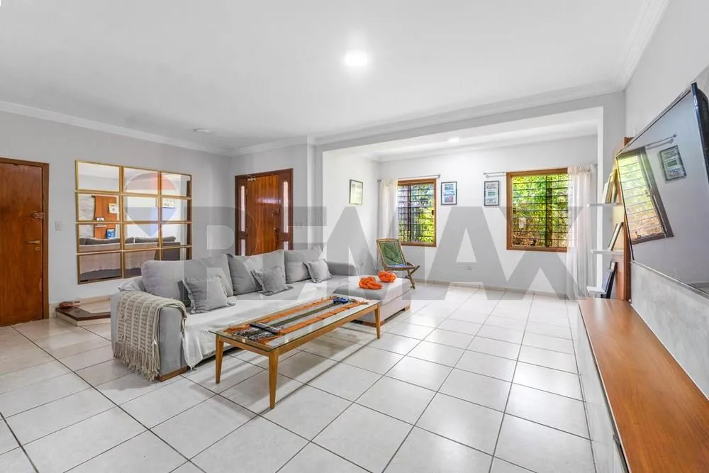 VENDO CASA AMPLIA 3 NIVELES 4 HAB.UNA DE ELLAS MASTER SUITE CPISCINA BO.HERRERA ASUNCION — foto 2