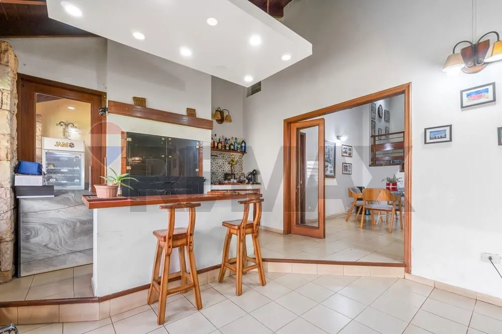 VENDO CASA AMPLIA 3 NIVELES 4 HAB.UNA DE ELLAS MASTER SUITE CPISCINA BO.HERRERA ASUNCION — foto 3